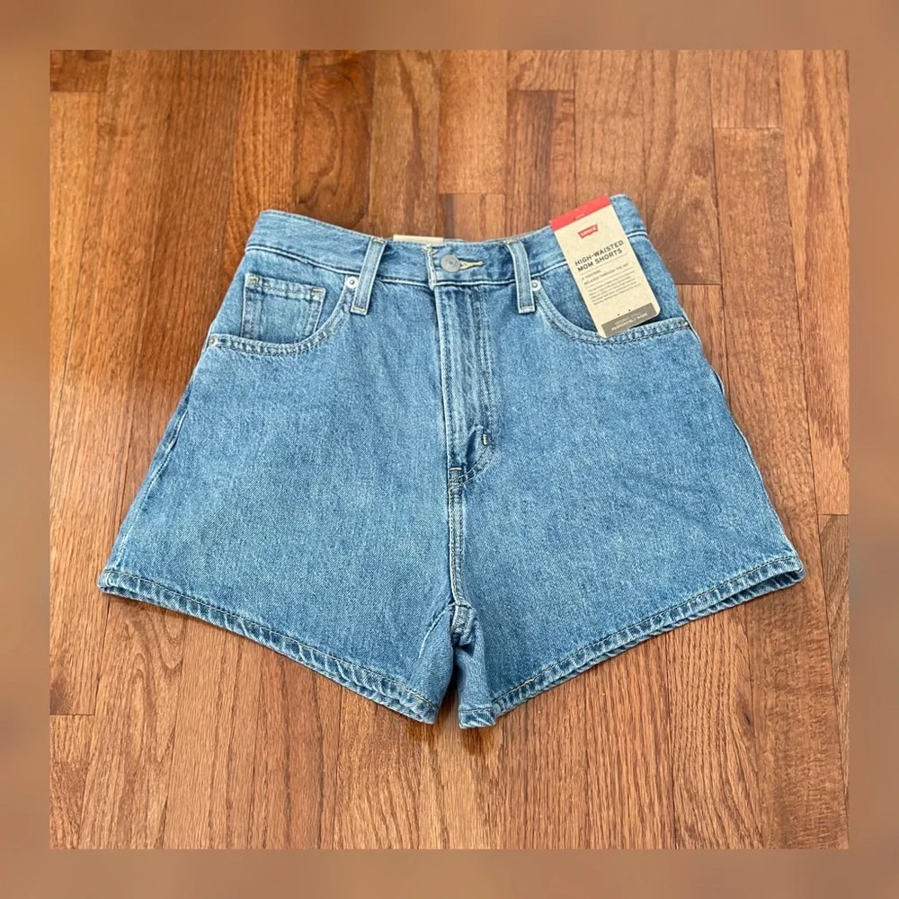 Levi’s High Rise Mom Jean Shorts - Picture 2 of 5